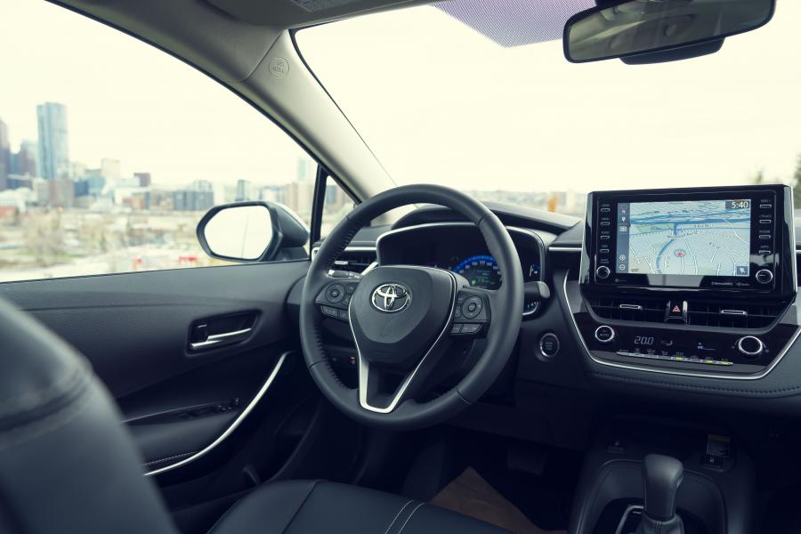 Интерьер Toyota Corolla XLE Sedan 2019 года  (NA) (фото 14 из 40)